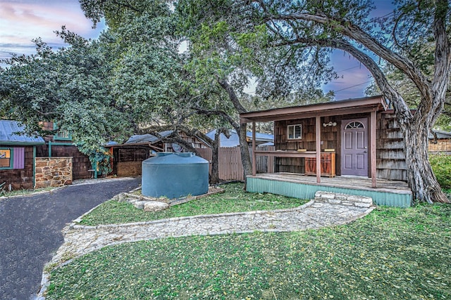 view of front of home featuring a lawn