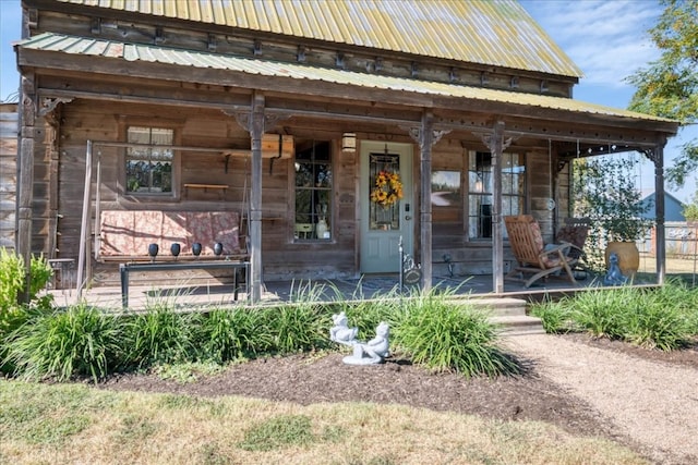 entrance to property featuring covered porch