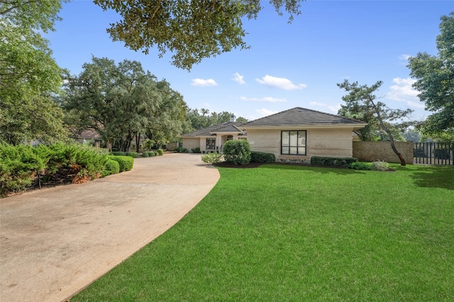 ranch-style home featuring a front lawn