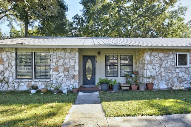 view of front of home featuring a front yard