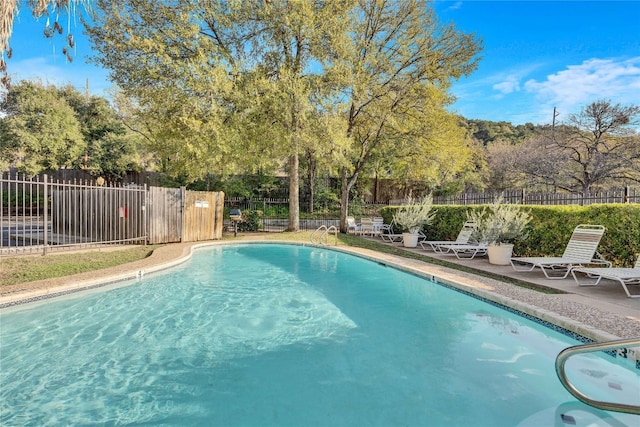 view of swimming pool