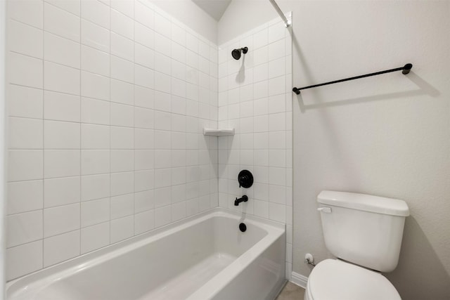 bathroom with toilet and tiled shower / bath