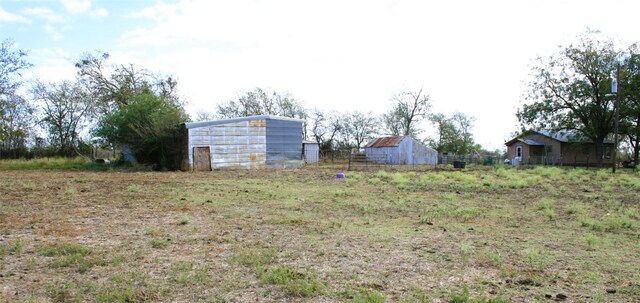 view of yard featuring an outdoor structure