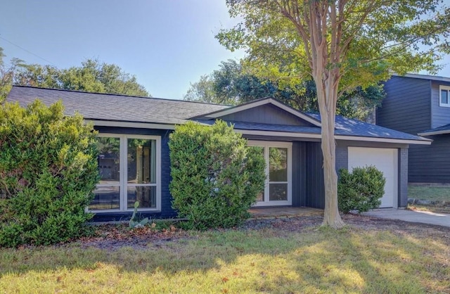 view of front of home featuring a front lawn and a garage