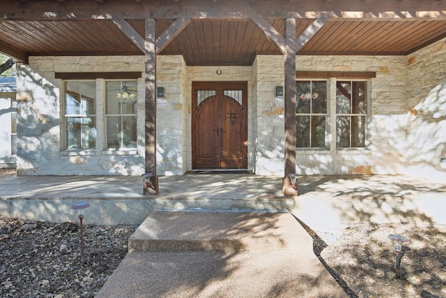 property entrance featuring a porch