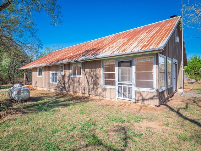 back of house featuring a lawn