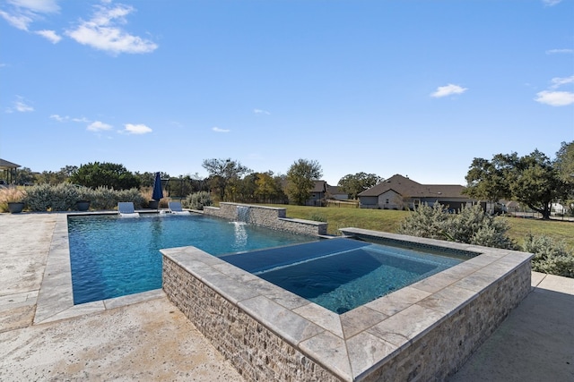 view of pool featuring an in ground hot tub and pool water feature