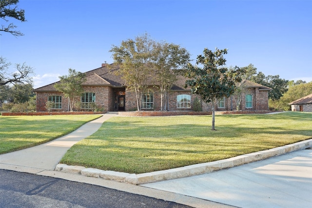 view of front of home with a front lawn