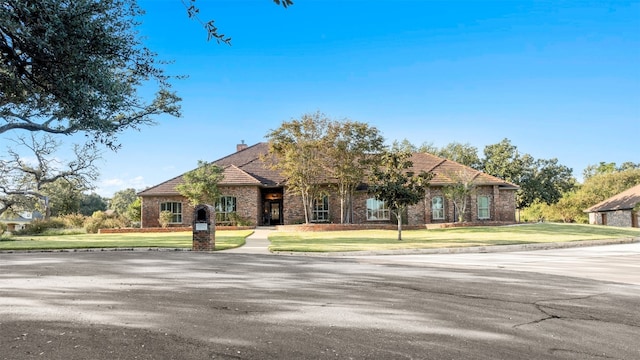 view of front of property with a front yard