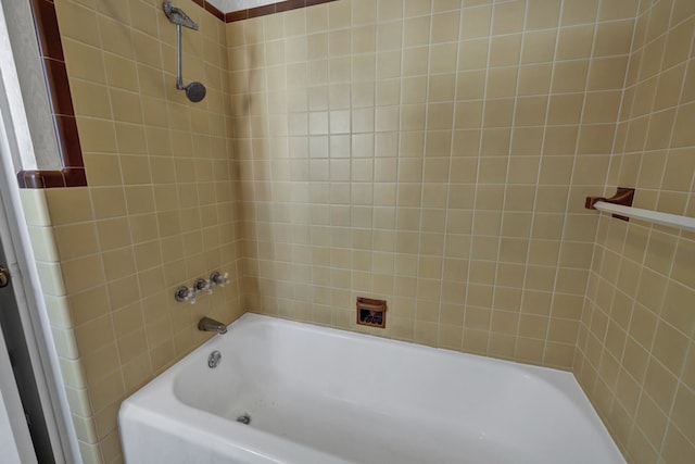 bathroom featuring tiled shower / bath combo