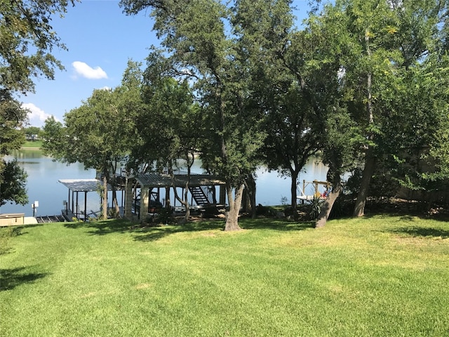 view of yard with a water view