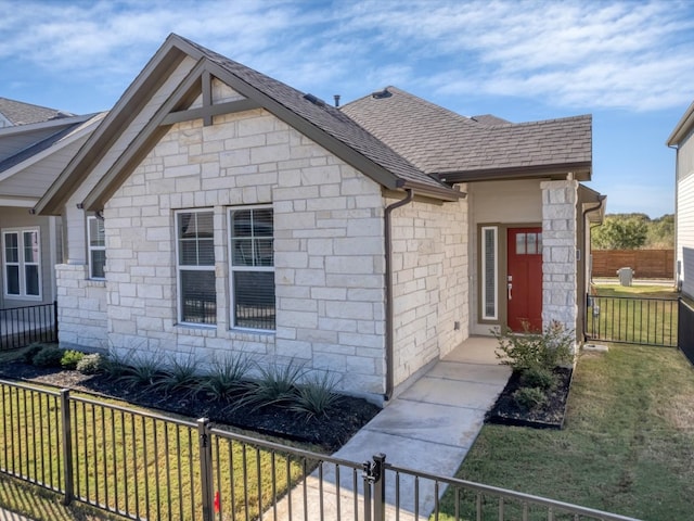 view of front of property with a front yard