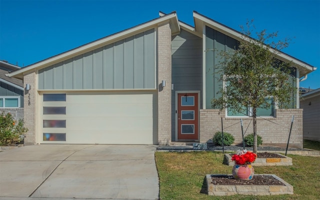 view of front of home featuring a front yard and a garage