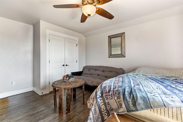 bedroom featuring baseboards, a ceiling fan, wood finished floors, and a closet