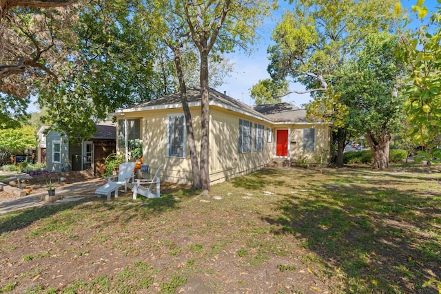 view of front of house featuring a front yard