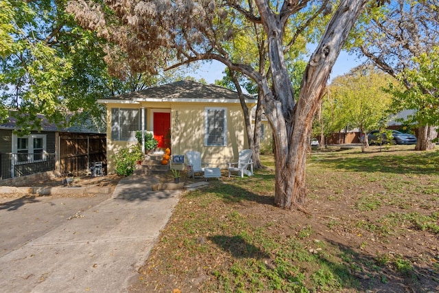 bungalow-style house featuring a front lawn