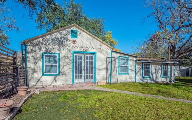 view of front of property with a front yard