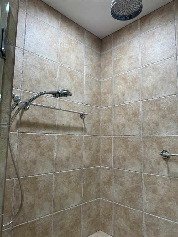 bathroom featuring a tile shower