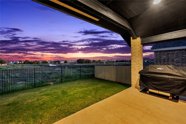 view of yard at dusk