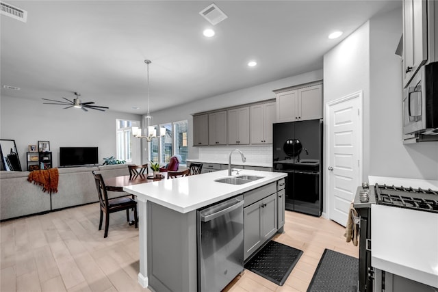 kitchen featuring a center island with sink, light hardwood / wood-style flooring, stainless steel appliances, and sink