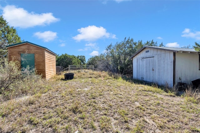 view of yard featuring a storage shed