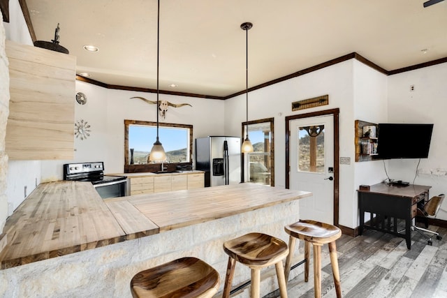 9301 Terlingua Ranch Rd Unit 8025, Alpine, TX 79852 - kitchen featuring kitchen peninsula, wooden counters, stainless steel appliances, pendant lighting, and dark hardwood / wood-style floors
