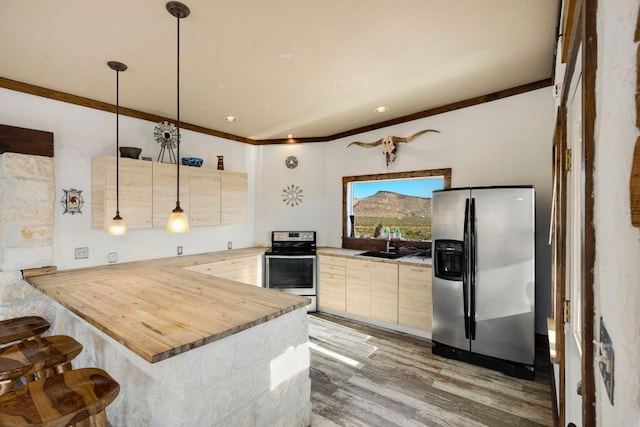 9301 Terlingua Ranch Rd Unit 8025, Alpine, TX 79852 - kitchen featuring pendant lighting, hardwood / wood-style floors, sink, kitchen peninsula, and stainless steel appliances
