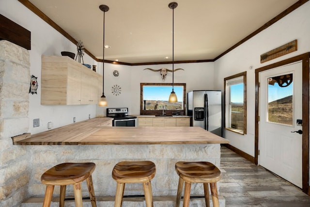 9301 Terlingua Ranch Rd Unit 8025, Alpine, TX 79852 - kitchen with kitchen peninsula, a kitchen breakfast bar, stainless steel appliances, and butcher block countertops
