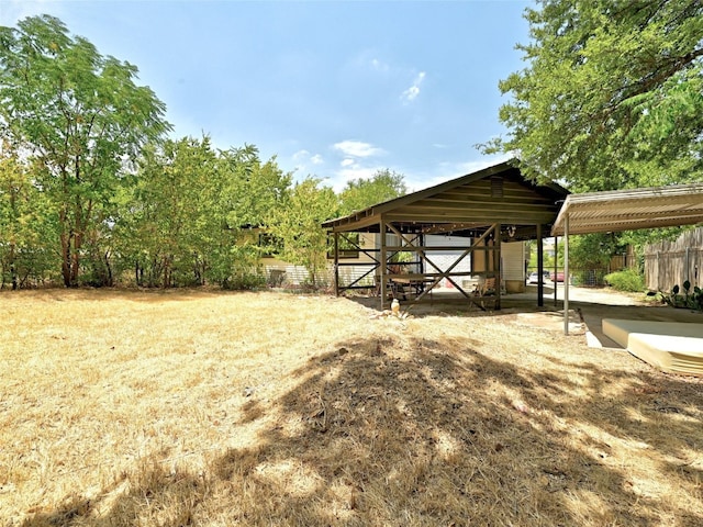 view of yard featuring an outdoor structure