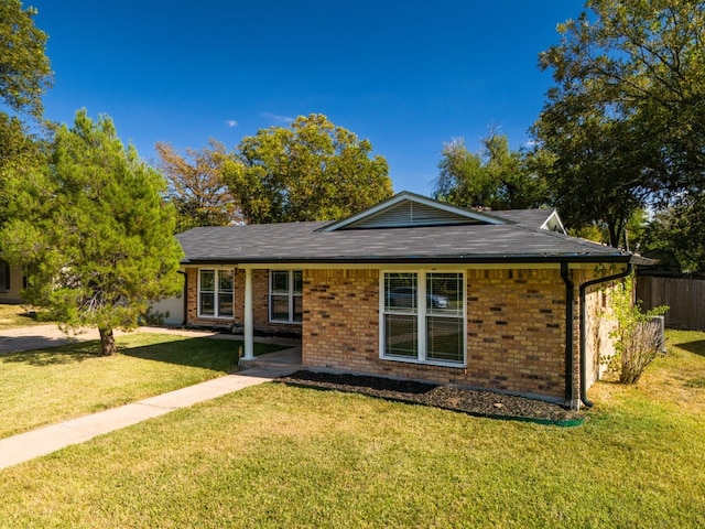 single story home with a front lawn