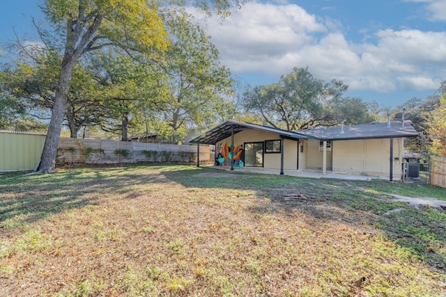 view of yard featuring a carport