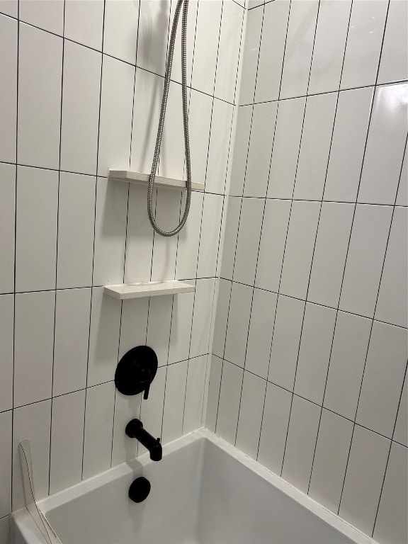 bathroom with tiled shower / bath