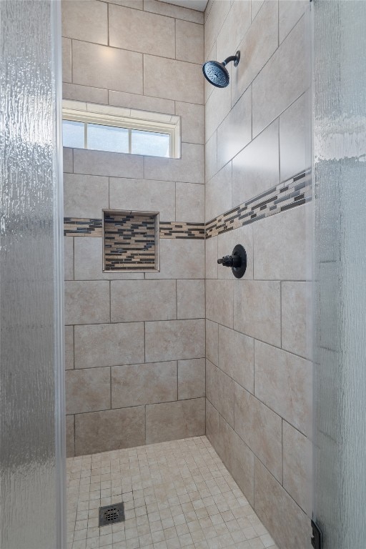 bathroom featuring a tile shower