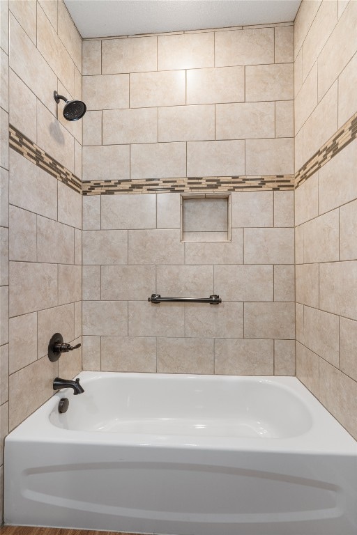 bathroom featuring tiled shower / bath