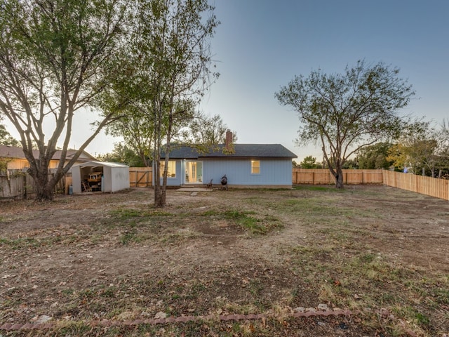 view of yard at dusk