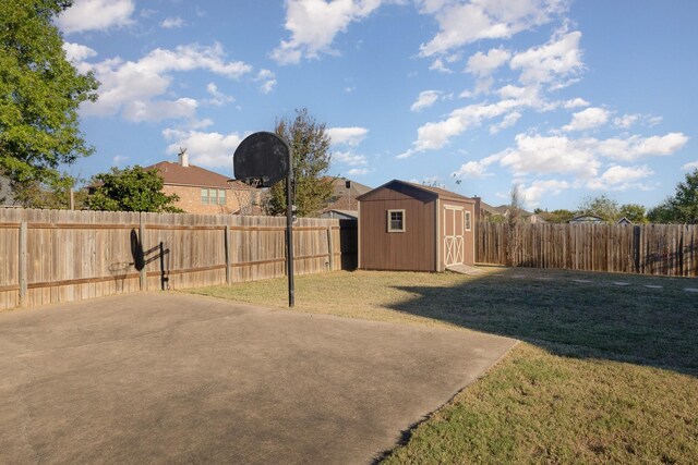 view of yard featuring a storage unit