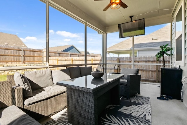 sunroom featuring an outdoor hangout area and a ceiling fan