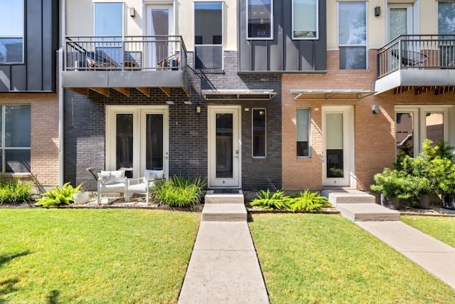 view of front facade featuring a front lawn