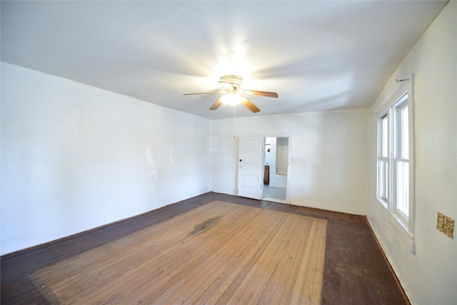 empty room featuring dark wood-style floors and ceiling fan