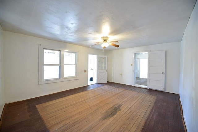 502 S Edinburg St, Marfa, TX 79843 - unfurnished room with dark wood-style floors and a ceiling fan