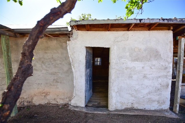 502 S Edinburg St, Marfa, TX 79843 - property entrance with stucco siding