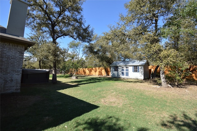 view of yard featuring an outdoor structure