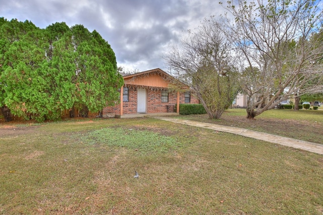 view of front of property featuring a front yard