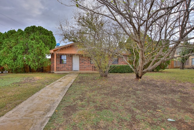 view of front of home featuring a front yard