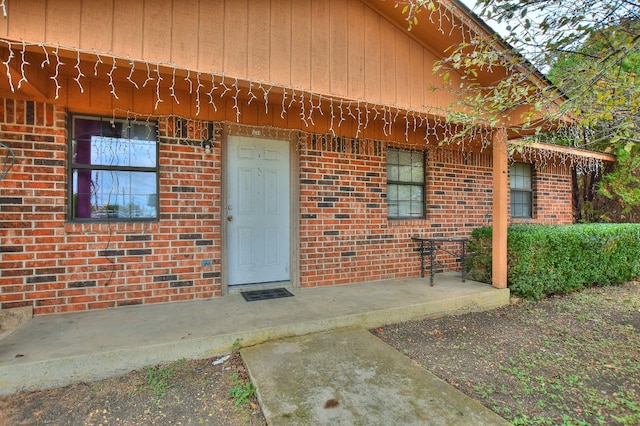 property entrance featuring covered porch