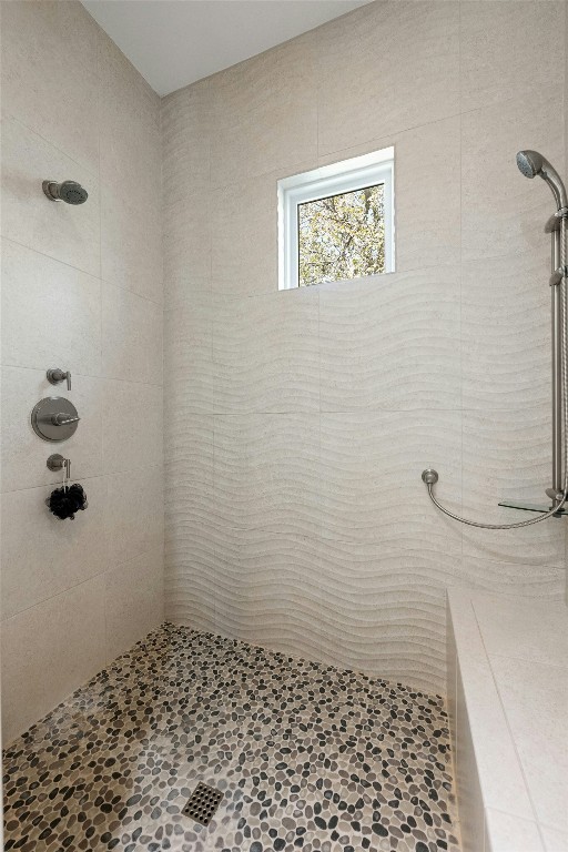 bathroom featuring tiled shower