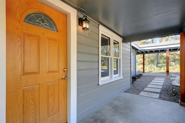 property entrance with covered porch