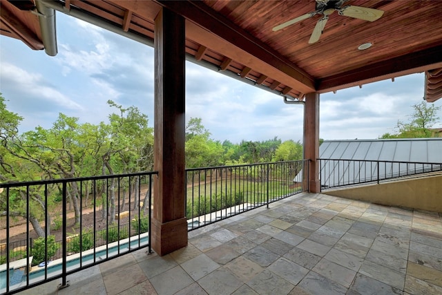 balcony featuring ceiling fan