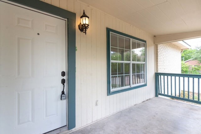 entrance to property featuring covered porch