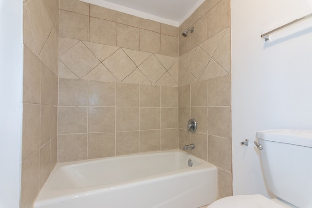 bathroom with tiled shower / bath and toilet